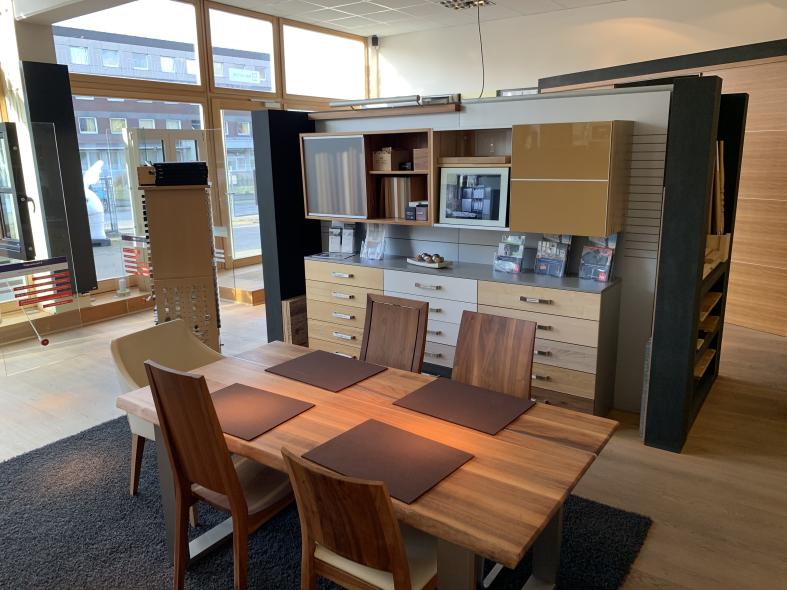 Esszimmertisch mit Stühlen und Küchenmuster