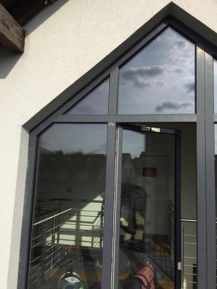 Fenster grau in Dachschräge, noch mit Schutzfolie