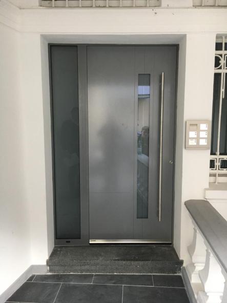 Haustür mit Seitenteil, grau, außen flächenbündig