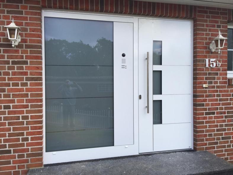 Haustür mit Sprechanlage und Videoüberwachung
