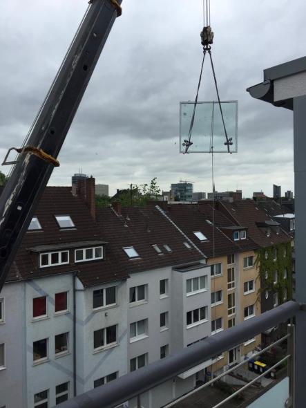 Glastransport in ein Dachgeschoß