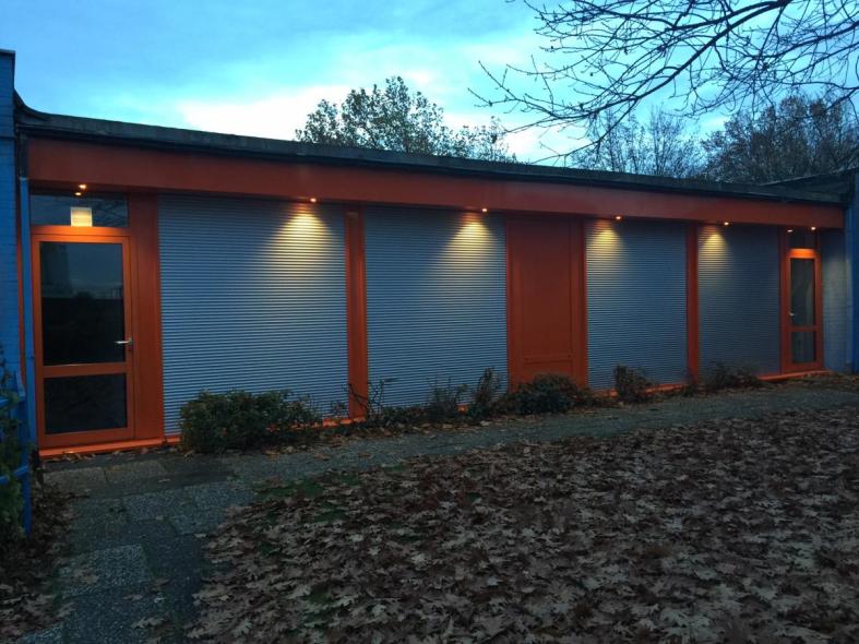 Fenster und Türen aus Aluminium in orange, gewerblich