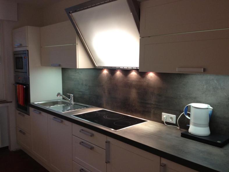 Küchenzeile mit Schräger Abzugshaube