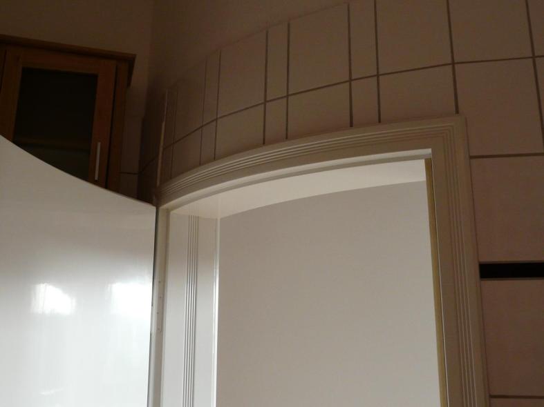 Innentür als Stiltür, weiß lackiert, runde Wand