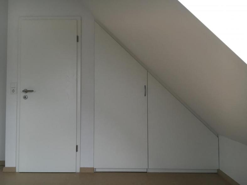 Begehbarer Schrank unter einer Dachschräge