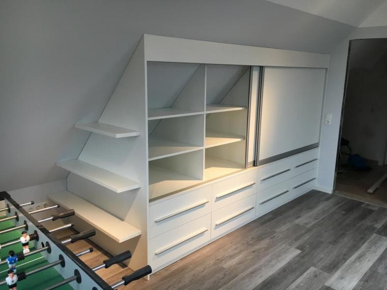 Kleiderschrank in Dachschräge für Jugendzimmer