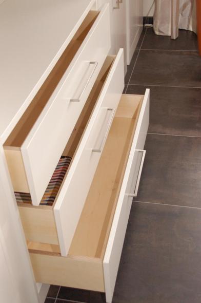 Massive Schubladen bei Sideboard in weiß 