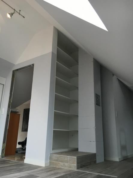 Regal in Kaminnische