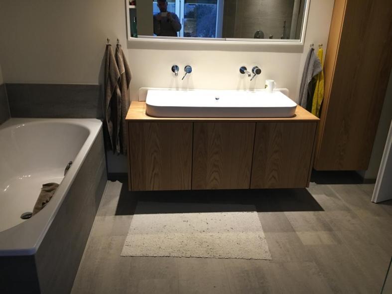 Waschbecken-Unterschrank aus Wildeiche 