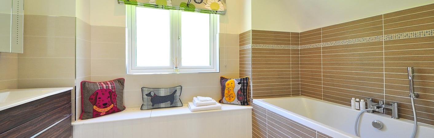 Badezimmer mit Unterbauschrank